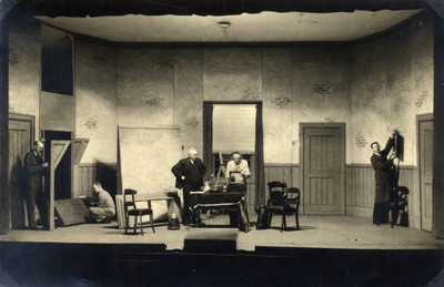 222003 Afbeelding van enkele toneelknechten van de Stadsschouwburg (Vredenburg 70) te Utrecht, tijdens de opbouw van ...